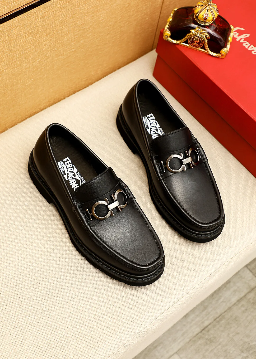 Men's shoes 💰520 💐 Product trademark: Ferragamo "Ferragamo" casual leather shoes Regular size: 38-44 (45.46🉑️customized) Product materials: Selected imported first-layer calfskin upper + original hardware buckle, imported water-dyed cow leather lining. Strong three-dimensional visual effect, original outsole color: 2 colors available